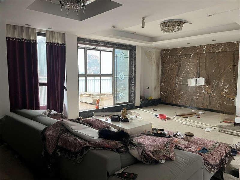 佳兆業(yè)水岸新都法拍房76、77棟404號房屋及室內(nèi)物品