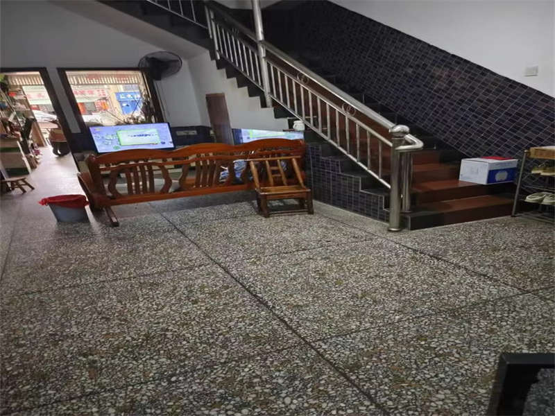 機(jī)場(chǎng)口社區(qū)法拍房101室、201室