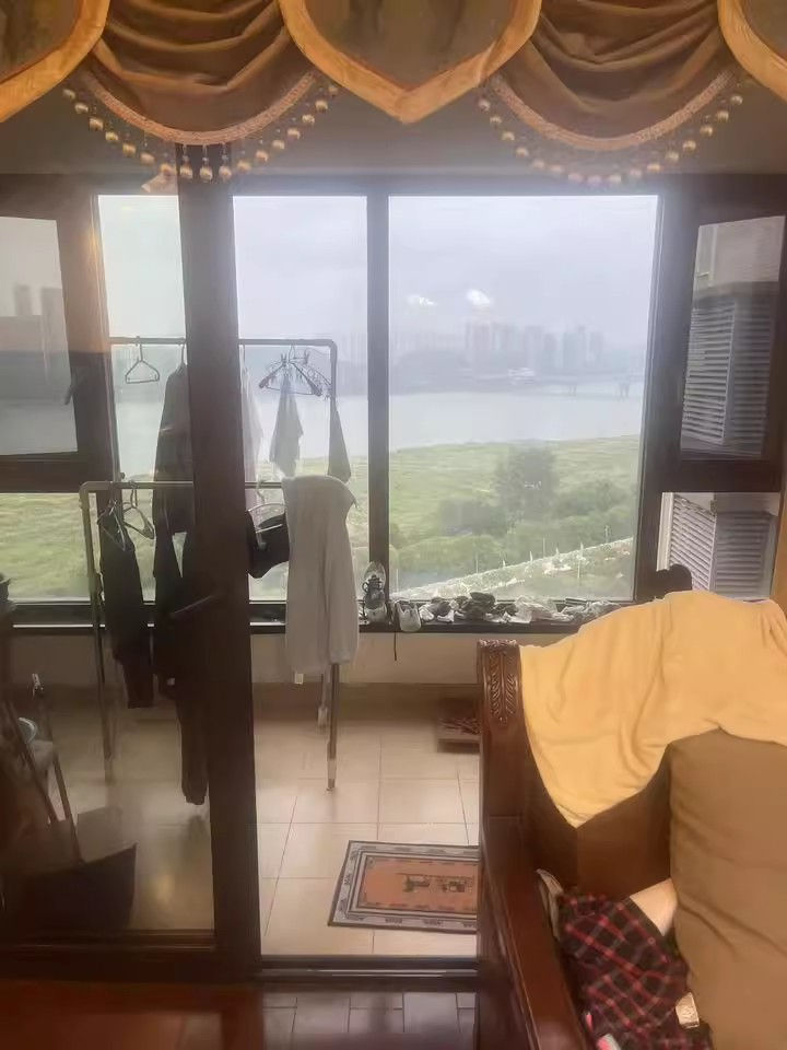 （一線(xiàn)江景）萬(wàn)科金域緹香苑法拍房3棟1807室